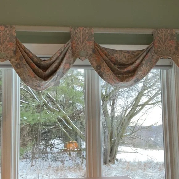 Custom Draperies Swags and Jabots - Picture 7 of 11